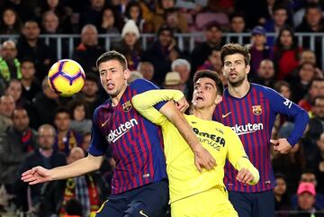 El jugador del Villarreal Gerard Moreno trata de controlar el balón por alto ante el jugador del Barcelona Lenglet. 
 