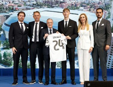 Florentino Pérez posa con Dean Huijsen y su familia. 