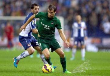 El centrocampista del Espanyol Victor Sánchez pelea un balón con el centrocampista austriaco del Levante Andreas Ivanschitz.