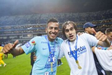 De carrera regula por el fútbol mexicano (izquierda de azul). La temporada pasada salió campeón con Pachuca.