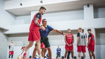 Scariolo da indicaciones a Juancho Hernangómez en un entrenamiento en la pista auxiliar del Indonesia Arena.