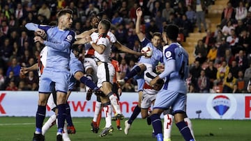 El Rayo Vallecano pidi&oacute; mano de Stuani en el 0-1, pero fue involuntaria. El 1 de junio no valdr&aacute;.