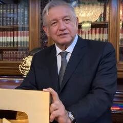 AMLO presume botón de oro en Youtube por un millón de suscriptores