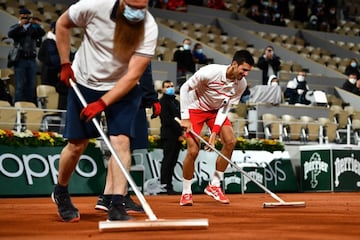 Djokovic es todo un espectáculo, con la raqueta en la mano y sin ella. En la imagen el tenista serbio ayuda a un
miembro del personal de tierra de Roland Garros a secar la pista durante su partido contra el colombiano Daniel Galán.
Cuando la lluvia hizo acto de presencia, no dudó en convertirse por un momento en un operario más del torneo francés.
