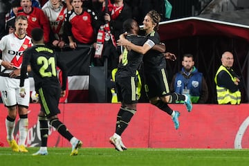 1-1. Luka Modric celebra el primer gol que marca de penalti.