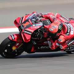 Bagnaia convierte en victoria el regalo de Martín