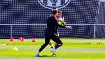 Wojciech Szczesny y Roberto Lewandowski se han tomado uno de los ltimos entrenamientos de la temporada con mucho humor. Los jugadores polacos protagonizaron una cmica accin durante el entreno, Szcz?sny propin un 'pu?etazo' a su compatriota, que cay derribado y el delantero se la 'devolvi' al instante. Todo en tono de buen ambiente entre ambos compa?eros.