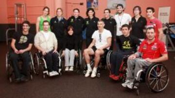 CERRANDO BARRERAS. Los deportistas de élite compartieron ejercicios con los discapacitados.