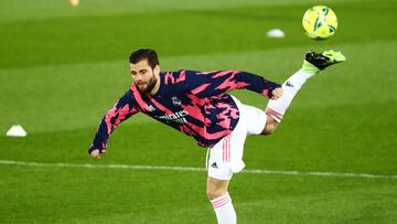 Nacho golpea el bal&oacute;n de espuela en el calentamiento previo al Real Madrid-Getafe de LaLiga Santander.