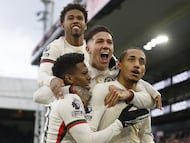 LONDON (United Kingdom), 25/01/2026.- Joao Pedro (R) of Chelsea is celebrated by teammates after scoring his team's second goal during the English Premier League match between Crystal Palace and Chelsea FC, in London, Britain, 25 January 2026. (Reino Unido, Londres) EFE/EPA/DAVID CLIFF EDITORIAL USE ONLY. No use with unauthorized audio, video, data, fixture lists, club/league logos, 'live' services or NFTs. Online in-match use limited to 120 images, no video emulation. No use in betting, games or single club/league/player publications.