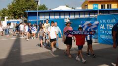 Colas de aficionados en la entrada de la Ciudad Deportiva del Espanyol.