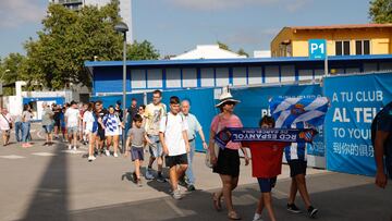 Colas de aficionados en la entrada de la Ciudad Deportiva del Espanyol.