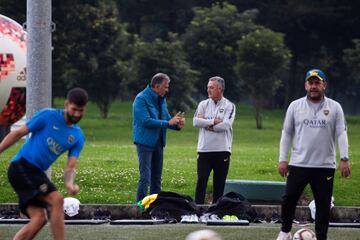 Carlos Quieroz se reune con Gustavo Alfaro en el entrenamiento de Boca Juniors en la ciudad de Bogotá