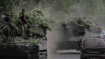 Ukrainian servicemen ride American 155 mm turreted self-propelled howitzers M109, amid Russia's attack on Ukraine, in Donetsk region, Ukraine June 13, 2022. REUTERS/Gleb Garanich