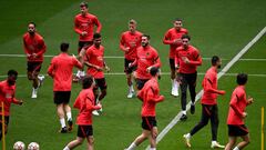 Los jugadores del Atl&eacute;tico se ejercitan en el Wanda Metropolitano.