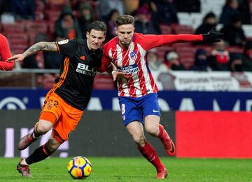 El centrocampista del Atlético de Madrid Saúl pelea un balón con Santi Mina, 