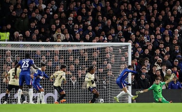 1-0. Centro raso de Marc Cucurella, FerranTorres y Jules Koundé se lían con el balón en el área pequeña y el defensa francés introduce el esférico en su propia portería.