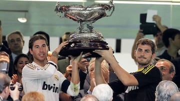 Sergio Ramos y Casillas levantan el Trofeo Bernab&eacute;u tras ganar al Galatasaray en la 2011-12. 