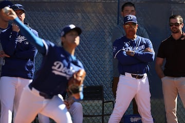 Dave Roberts #30 mira los lanzamientos de Shohei Ohtani #17.   Jeremy Chen/Getty Images/AFP (Photo by Jeremy Chen / GETTY IMAGES NORTH AMERICA / Getty Images via AFP)