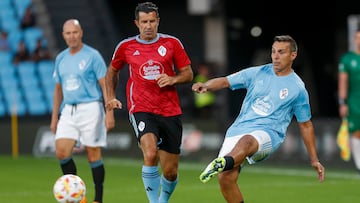 El argentino Gustavo López centra el balón junto al portugués Luis Figo durante el partido de leyendas que conmemora los 100 años del Real Club Celta de Vigo, celebrado hoy miércoles en el estadio de Balaídos.