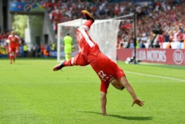 Xherdan Shaqiri celebra el 1-1.