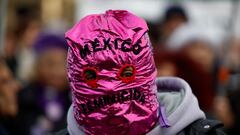 Manifestante porta máscara contra feminicidios en México