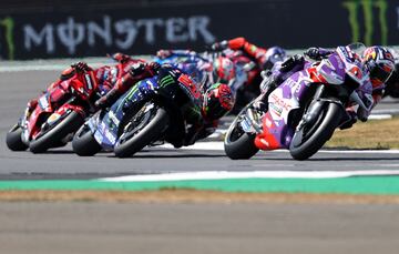 Salida en el Gran Premio de Gran Bretaña en el circuito de Silverstone. Viñales bajó hasta el sexto lugar.