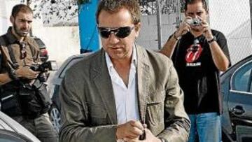 <b>DESPEDIDA. </b>Granero se dirige a su coche tras comparecer por última vez como ex técnico del Alicante.