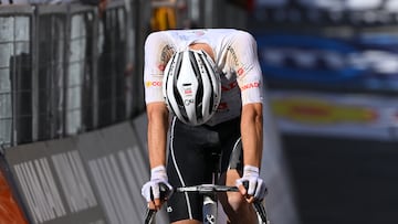 SIENA, ITALY - MAY 18: Juan Ayuso of Spain and Team UAE Team Emirates - XRG - White Best Young Rider Jersey crosses the finish line during the 108th Giro d'Italia 2025, Stage 9 a 181km stage from Gubbio to Siena / #UCIWT / on May 18, 2025 in Siena, Italy. (Photo by Tim de Waele/Getty Images)