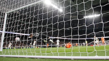 5-1. Centro desde la derecha de Hugo González y Hugo Duro, segun le llega el balón, empala con la derecha a media altura para batir a Andriy Lunin por el palo izquierdo de su portería.