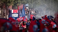 Miles de parisinos reciben al PSG tras ganar la Champions