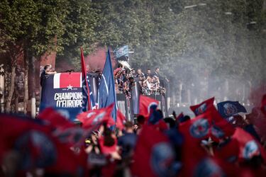 Los parisinos celebran por todo lo alto la Champions del PSG. Cientos de personas esperan el autobús de su equipo para festejar con ellos su primera Champions League.