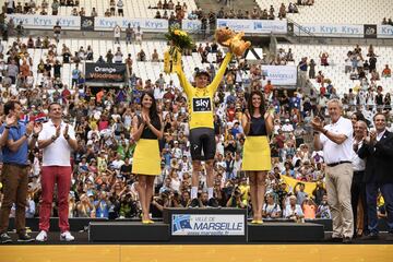 Christopher Froome celebrando con el maillot amarillo.