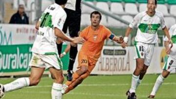 <b>SEGURO. </b>Wilfredo Caballero ataja un balón aéreo en presencia de Fernando Niño, Azkoitia, Acciari y Raúl Fuster.