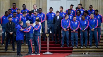 El equipo José Pékerman asistió a un evento presidencia para recibir el pabellón nacional. El sábado estará partiendo a Italia para continuar con la preparación al Mundial de Rusia.