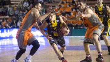 Nicolás Richotti (c) entra a canasta entre los croatas Marko Popovic (i) y Josip Sobin.