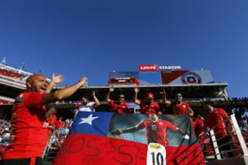 Futbol, Argentina v Chile.
Copa America Centenario 2016.
Hinchas de la seleccion chilena alientan a su equipo antes del partido del grupo D de la Copa Centenario contra Argentina disputado en el estadio Levi's de Santa Clara, Estados Unidos.
06/06/2016
Andres Pina/Photosport*********