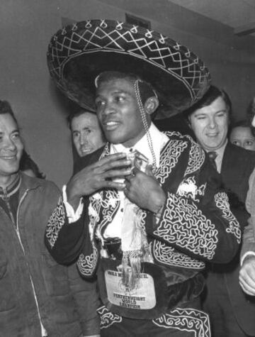 16 de diciembre de 1972, Monterrey, México. Legrá vence a Clemente Sánchez y se proclama campeón del mundo del peso pluma versión en el Consejo Mundial de Boxeo.