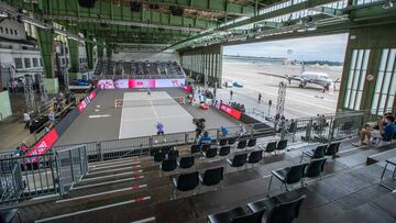 El tenis se juega en hangares en tiempos de COVID-19