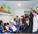 Valdemoro, Romay y Aguilar reparten sonrisas en un hospital