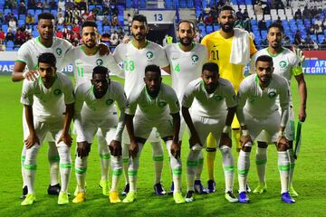 El once inicial de Arabia Saudí: (de izquierda a derecha, fila de arriba) Ali Al-Bulaihi, Hatan Bahbri, Mohammed Al-Fatil, Abdullah Otayf, Mohammed Al-Owais y Salem Al-Dawsari. (Fila de abajo) Hussain Al Moqahwi, Abdulaziz Al-Bishi, Fahad Al-Muwallad, Hamdan Alshamrani y Mohammed Al-Burayk.