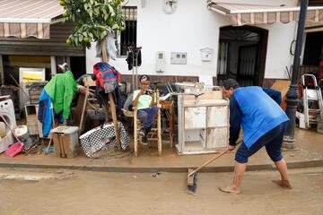 Trabajos de limpieza en el municipio de Benagarmosa, de la Axarquía, tras el paso de la DANA, en Málaga.