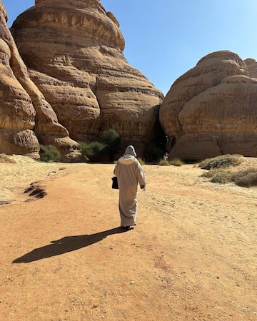 Cristiano Ronaldo y su novia, Georgina Rodríguez han realizad días atrás una romántica escapada al al desierto de Arabia Saudí. El complejo donde se han hospedado se llama Banyan Tree AlUla siendo uno de los destinos turísticos de Arabia Saudí más solicitados por personas de alto standing, ya que el precio por noche para dos personas oscina entre los 5.000 y los 10.000 euros.