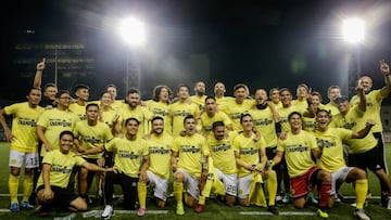 El Ceres-Negros celebra el t&iacute;tulo de liga.