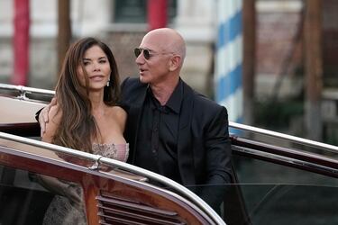 Lauren Sánchez Bezos, a la izquierda, y Jeff Bezos salen del hotel Aman durante la celebración de su boda en Venecia, Italia.
