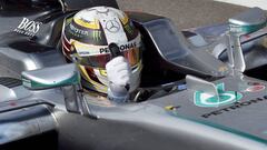 Lewis Hamilton levanta el pulgar tras conseguir llegar al podio en Spa.
