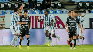 Jugadores del Pachuca festejan el gol de Avil&eacute;s Hurtado