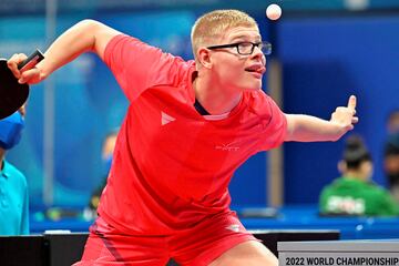 Chengdu, capital de la provincia de Sichuan en el suroeste de China, acoge la final del Campeonato Mundial por Equipos de tenis de mesa. En la imagen, el francés Felix Lebrun se dispone a servir contra el kazajo Kirill Gerassimenko. Su concentración es tal que se muerde la lengua y hasta se pone bizco antes de golpear la pelota con la pala.