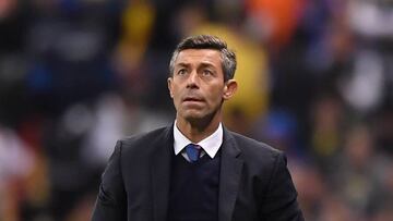 Pedro Caixinha dirigiendo al Cruz Azul.