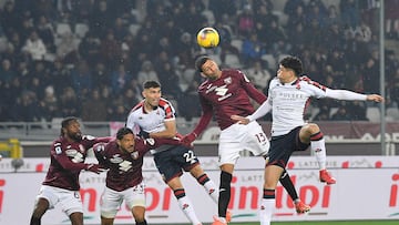 Turin (Italy), 08/02/2025.- Torino's Guillermo Maripan and Genoa's Johan Vasquez (R) in action during the Italian Serie A soccer match between Torino FC and Genoa FC at the Olimpico Grande Torino Stadium in Turin, Italy, 08 February 2025. (Italia, Génova) EFE/EPA/ALESSANDRO DI MARCO
